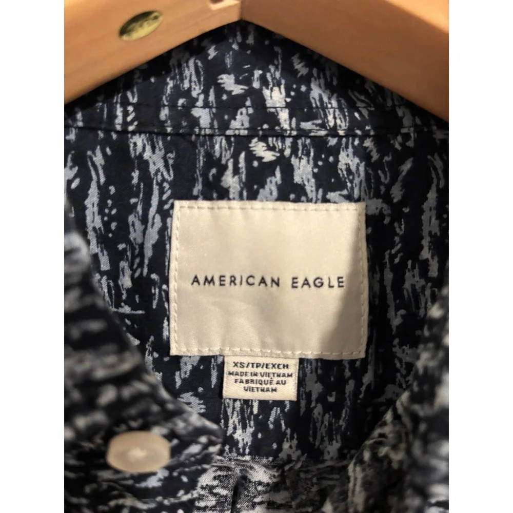 American Eagle Men's XS Blue/White Abstract Print Cotton Woven Button-Up Shirt